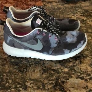 Nike women’s roshe